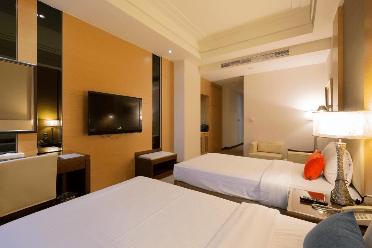 Ever Delightful Business Hotel Csiaji Kültér fotó